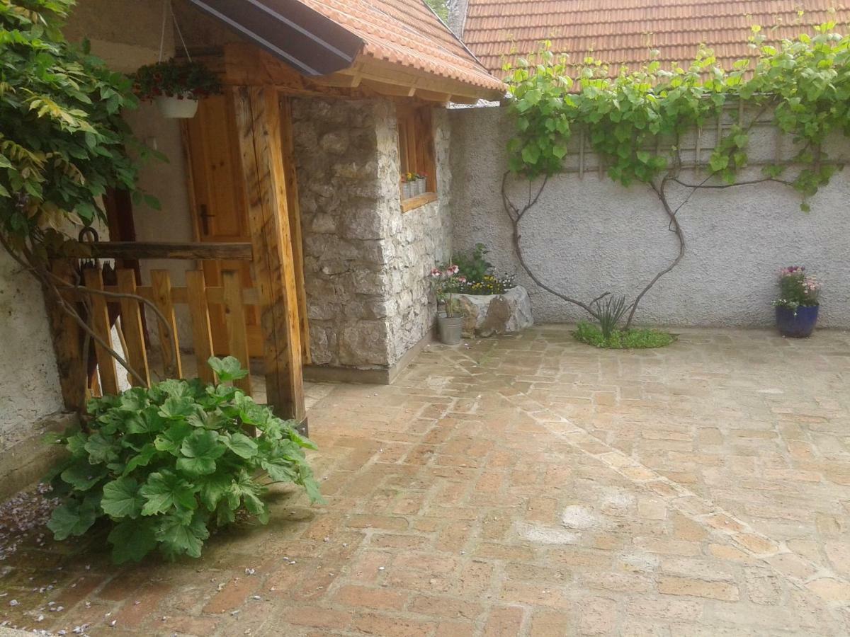 Latin Hotell Plaški Eksteriør bilde